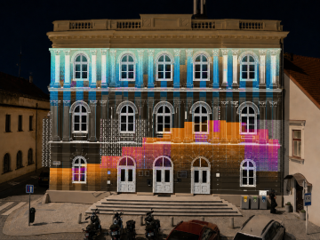 Fluence - Videomapping auf der Fassade der Musikschule — Třeboň 105, Třeboň